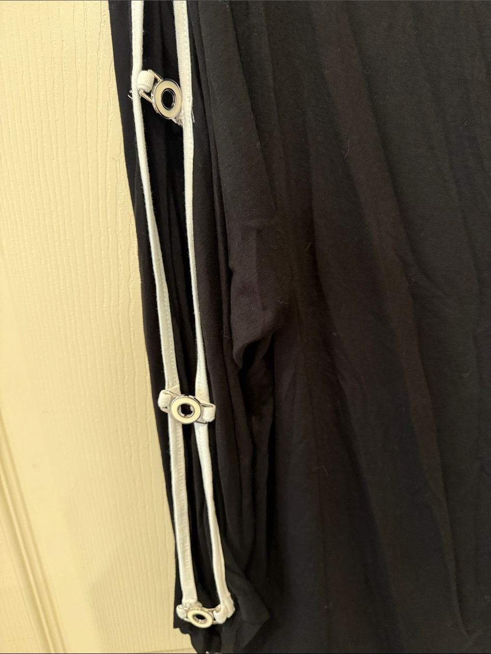 Cable & Gauge NWT black cold shoulder grommet top, large - Picture 3 of 7